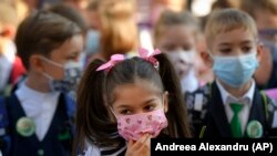 Îmbolnăvirea profesorilor și a personalului auxiliar închide școlile „administrativ".