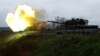 Украински војници пукаат од запленети руски тенк Т-80 на пат во близина на градот Бахмут, областа Доњецк, 4 ноември 2022 година