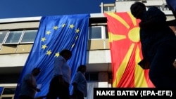 Zastave EU i Sjeverne Makedoniju u Skoplju, septembar 2018.