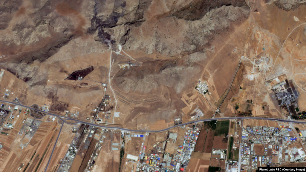 Na satelitskim snimcima koje je snimio Planet Lab, prikazana je iranska raketna baza Kermanshah prije i poslije izraelskih zračnih napada. Slika lijevo je od 12. juna 2025. Slika desno je od 13. juna 2025.