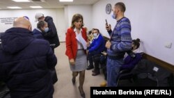 Valjdete (Valdete) Daka, predsednica Centralne izborne komisije Kosova, 21. januara 2020. uoči odluke ovog tela o potvrđivanju kandidatura za vanredne parlamentarne izbore raspisane za 14. februar. 