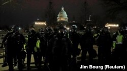 Полицијата чува стража во Капитол Хил во САД за време на протестот против сертифицирањето на резултатите од претседателските избори во САД. 6 јануари 2021 година.