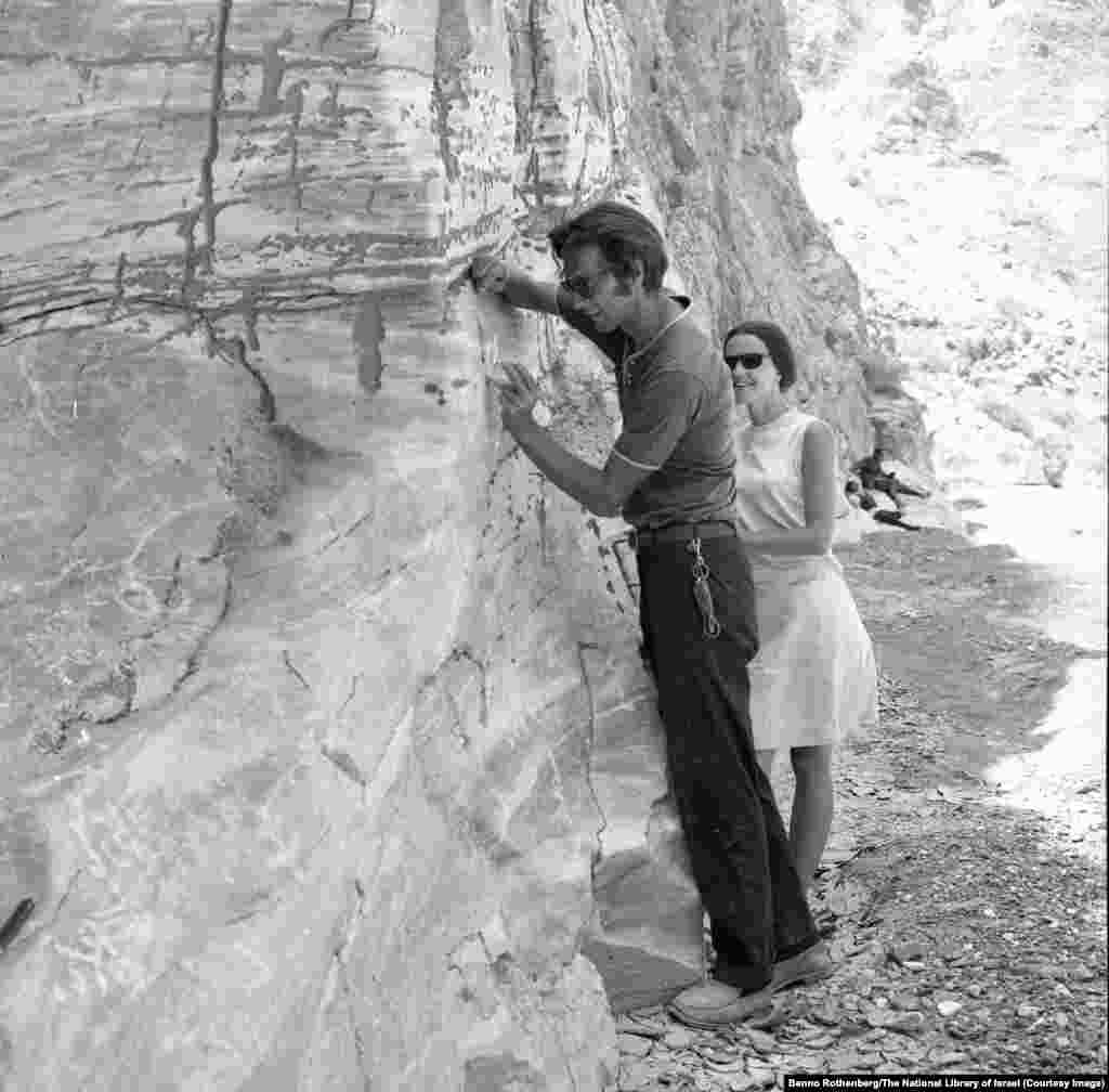Израильдік фотограф Бенно Ротенберг 1968 жылы Иранның Гилян провинциясында түсірген бұл суретте аты-жөні белгісіз археологтар қазба жұмыстарын жүргізіп жатқан сәт бейнеленген.