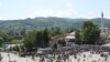 Brojni okupljeni na trgu ispred obnovljene Ferhat-pašine džamije, poznatije kao Ferhadija, prisustvuju ceremoniji svečanog otvaranja ove bogomolje.