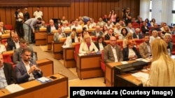 Sala Skupštine Novog Sada tokom rasprave o predlogu gradonačelnika tog grada o podizanju spomenika žrtvama pada nadstrešnice, 31. jul 2025. 