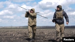Українські військові запускають дрон на Покровському напрямку, фото ілюстративне