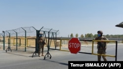 Amyderýanyň Dostluk köprüsiniň iki kilometr uzaklygynda, serhediň alkymynda ýerleşýän Termez serhet geçelgesinde duran özbek serhetçileri. 15-nji awgust, 2021.