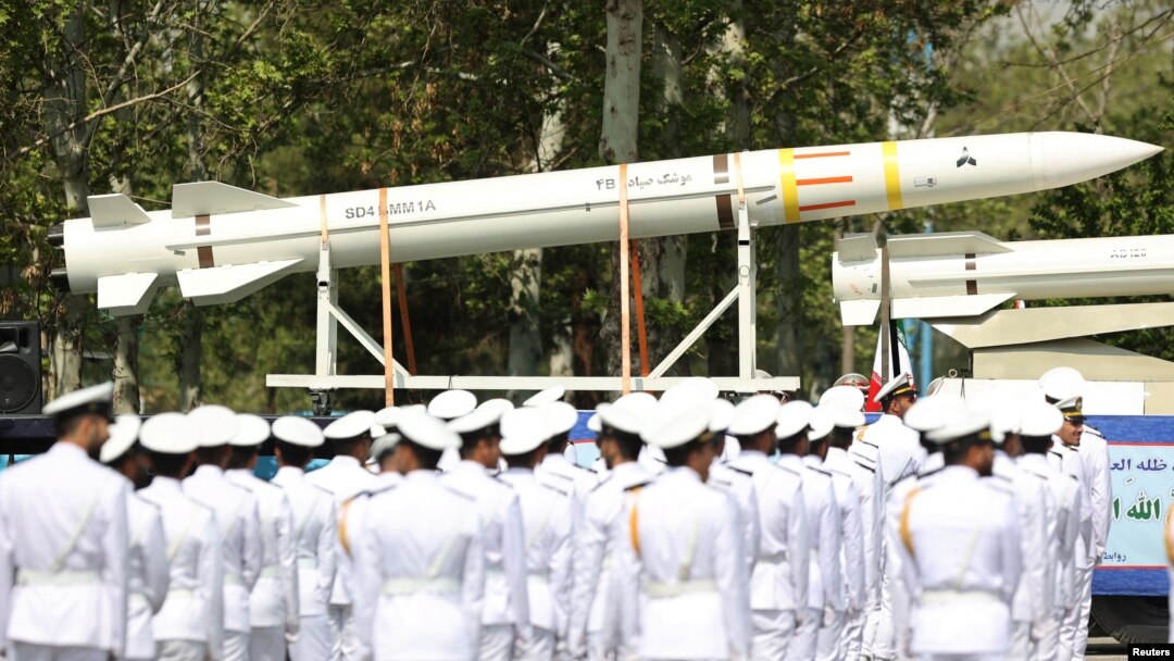 Iran je na pardi pokazuje najnoviju raketnu tehnologiju za Nacionalni dan vojske, 17. april 2024.