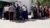 Aşgabatda bir dükanyň öňünde ösümlik ýagyny satyn almaga garaşýan adamlaryň nobaty. Arhiwden alnan surat