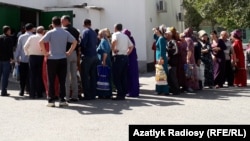 Adamlar azyk nobatyna garaşýar. Türkmenistan. Illýustrasiýa suraty