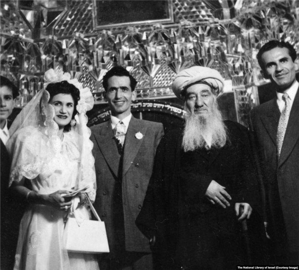 1950-жылдары Иранның нақты көрсетілмеген бір жерінде өткен еврей үйлену тойы. Рәсімді елдің бас раввині Рав Шломо Коэн Цедек (ортада оң жақта) жүргізіп жатыр.Топтың артындағы иврит жазуы Библиядағы мына аятқа сілтеме жасайды: "Жұбайың үйіңнің ішіндегі жемісті жүзімдей; балаларың үстеліңнің айналасында зәйтүн бұтағындай болады".