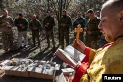Militarii ucraineni sărbătoresc Paștele pe frontul din regiunea Dnipropetrovsk, 20 aprilie 2025.