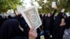 Жените држат копии од Куранот во Ирак за да го осудат палењето на книгата, Багдад на 22 јули 2023 година.