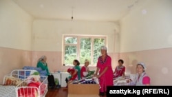 Кадамжай райондук ооруканасынын төрөт бөлүмүндөгү энелер ушундай пардасы жок, жапыс бөлмөлөрдө жатат.