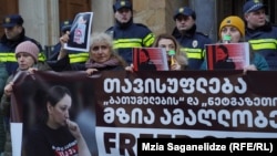 მზია ამაღლობელის მხარდამჭერი აქცია თბილისში, პარლამენტის შენობასთან