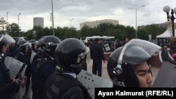Полиция жасағы Республика және Сейфуллин көшелері қиылысы аумағын қоршап тұр. Нұр-Сұлтан, 9 маусым 2019 жыл.