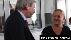 Evropski komesar za proširenje Johanes Han i novinarka Olivera Lakić nekoliko dana nakon što je ranjena ispred svoje zgrade