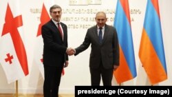 მარცხნიდან: მიხეილ ყაველაშვილი და ნიკოლ ფაშინიანი