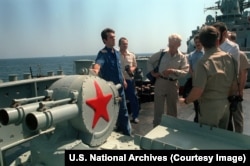 Ruski vojnik u oktobru 1992. godine na ruskom razaraču "Admiral Vinogradov" objašnjava članovima posade američkog nosača aviona rad lansera za "radarske mamce", dizajniranog da zbuni neprijateljski radar