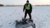 Поліцейський стоїть біля ракети, збітої силами ППО на Київщині, 5 грудня 2022 року