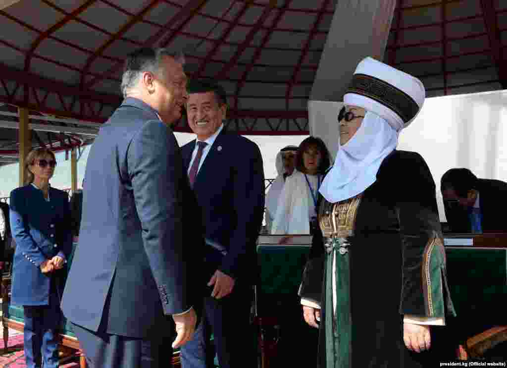 Экс-президент Роза Отунбаева жана Венгриянын премьер-министри Виктор Орбан. 