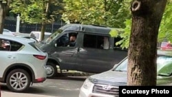 Un vehicul al forțelor de ordine din Belarus așteaptă în fața biroului RFE/RL din Minsk la data de 16 iulie.