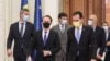Liderii Coaliției au vorbit des despre eliminarea pensiilor speciale, dar au făcut puțin în acest sens. Imagine după o ședință a Coaliției din aprilie 2021 când s-a semnat noul Acord de guvernare. 