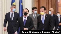 Liderii Coaliției au vorbit des despre eliminarea pensiilor speciale, dar au făcut puțin în acest sens. Imagine după o ședință a Coaliției din aprilie 2021 când s-a semnat noul Acord de guvernare. 