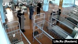 Isječak snimka CCTV-a koji je objavio Life.Ru pokazuje, kako se navodi, Alekseja Navaljnog (u sredini) kako razgovara s čuvarom na zatvorskom odjeljenju Kazneno-popravne kolonije br. 2, oko 100 kilometara od Moskve.