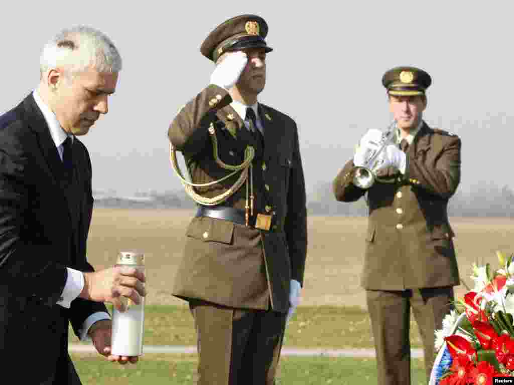 Predsjednik Tadić odaje počast nastradalima na Ovčari, 04.11.2010.