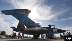 Орус аскер-аба күчтөрүнүн жүз жылдыгына арналган салтанатка келгендер Су-25 учагын тамаша кылууда. Кант, 12-август, 2012. 