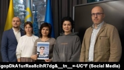 Мать крымского политузника Айше Куртамет с фотографией сына Аппаза Куртамета (в центре) в Представительстве президента Украины в АРК в Киеве 