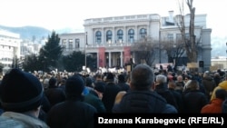 Brojni građani na protestu povodom četvrte godišnjice od ubistva Dženana Memića ispred Narodnog pozorišta Sarajevo