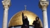 دو زن جوان فلسطینی در مقابل مسجد الاقصی در بیت المقدس (‌اورشلیم) 