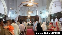 د پېښور په کوهاټي‌ ګېټ ګلیسا کې د عیسوي مذهب پلویان د عبادت پر مهال (ارشیف)