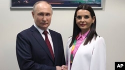UE o sancționează pe Guțul (dreapta) inclusiv pentru întâlnirea fără mandat cu președintele rus Vladimir Putin.