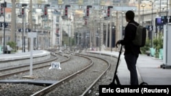 Zaustavljanjem rada francuskih željeznica i pariškog metroa štrajk bi mogao zalediti većinu usluga u zemlji. 