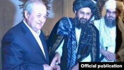 Абдулазиз Комилов Толиблар раҳбарларидан бири Мулла Бародар билан Ўзбекистонда, 2019 йил.