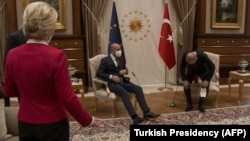 Predsednica Evropske komisije Ursula von der Leyen stoji dok predsednik Evropsog saveta Charles Michel i predsednik Turske Redžep Tajip Erdoan sede u palati u Ankari, 6. april 2021.