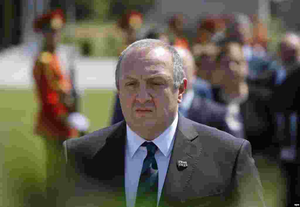 Премьер-министр Грузии Георгий Квирикашвили утром 8-го августа тоже посетил кладбище.&nbsp;