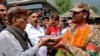 Localnici oferă dulciuri soldaților armatei pakistaneze, în semn de sărbătoare, după anunțul privind încetarea focului dintre India și Pakistan, în satul Chakothi, Kașmirul administrat de Pakistan, 11 mai.