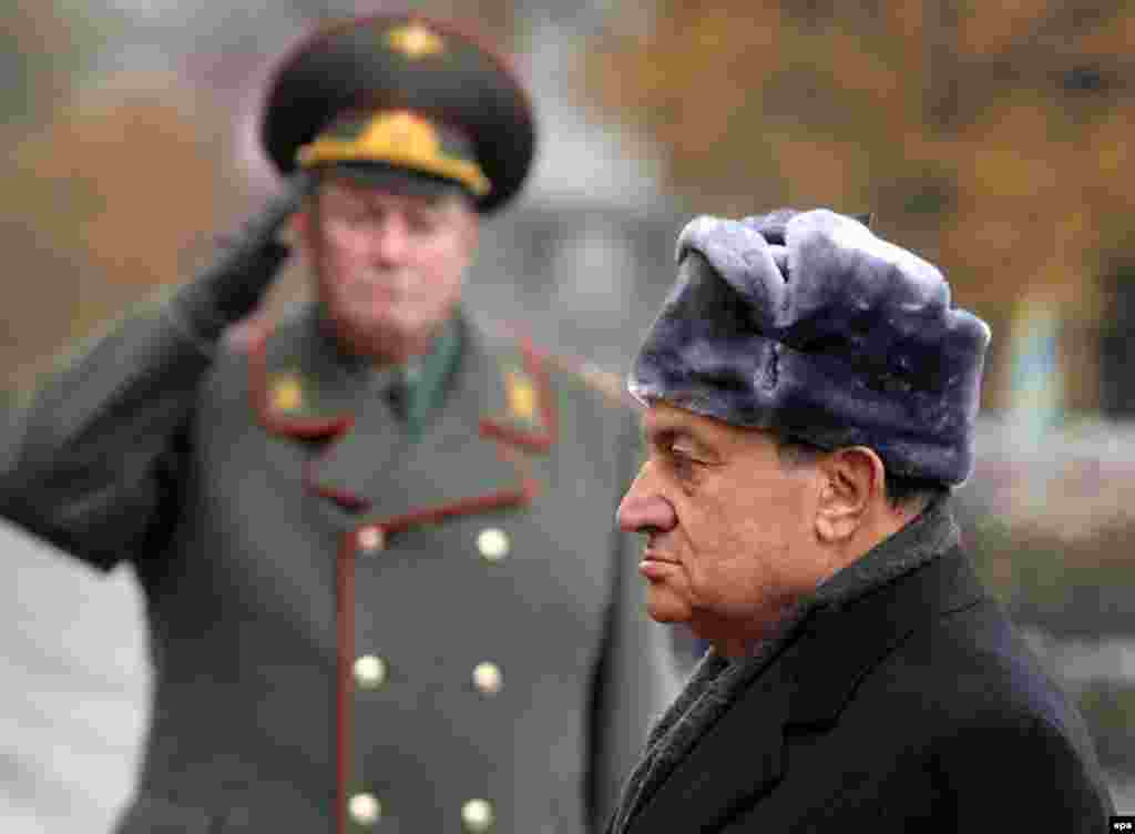 Mubarak polaže vijenac na grobu nepoznatog junaka u Moskvi. Novembar 2006.