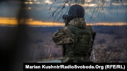 Вигляд на терикон проросійських бойовиків з позиції українських військових під містом Золоте, грудень 2017 року