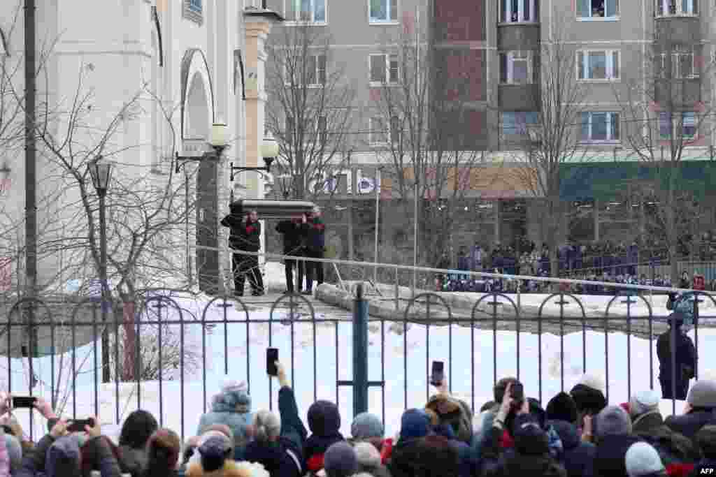 Sute de oameni s-au adunat la gard în timp ce sicriul cu Navalnîi este adus în biserică 