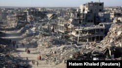 Palestinci hodaju kroz ruševine u Rafi, na jugu Pojasa Gaze, 20. januar 2025.