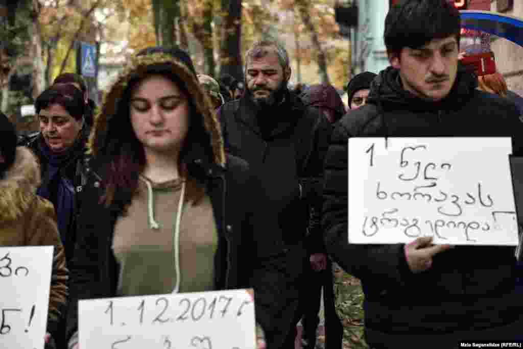 მდუმარე აქციაში ზაზა სარალიძესთან ერთად ათობით ადამიანი მონაწილეობდა.