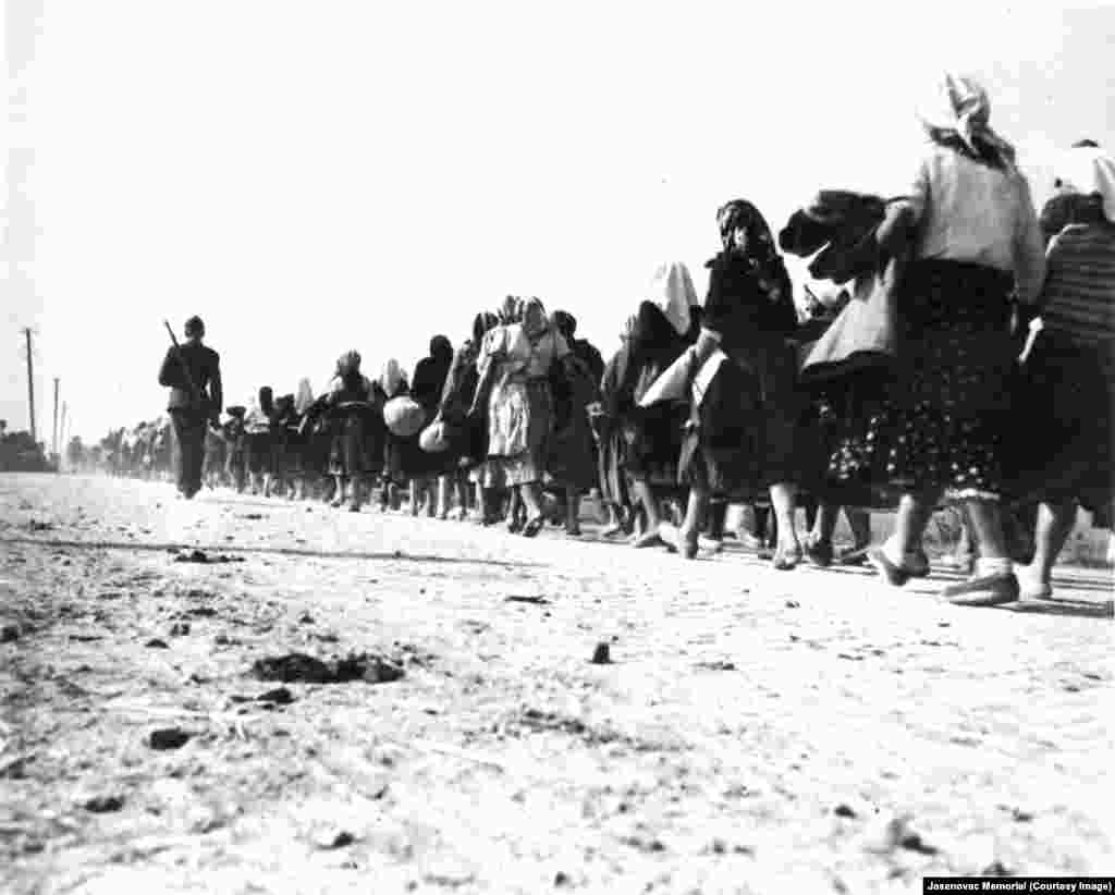 Većinom srpske žene i djeca iz Bosne na putu prema logoru Stara Gradiška, 1941.