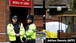 Policija je u ponedjeljak i dalje bila oko tržnog centra gdje su Skripal i njegova kćerka pronađeni otrovani