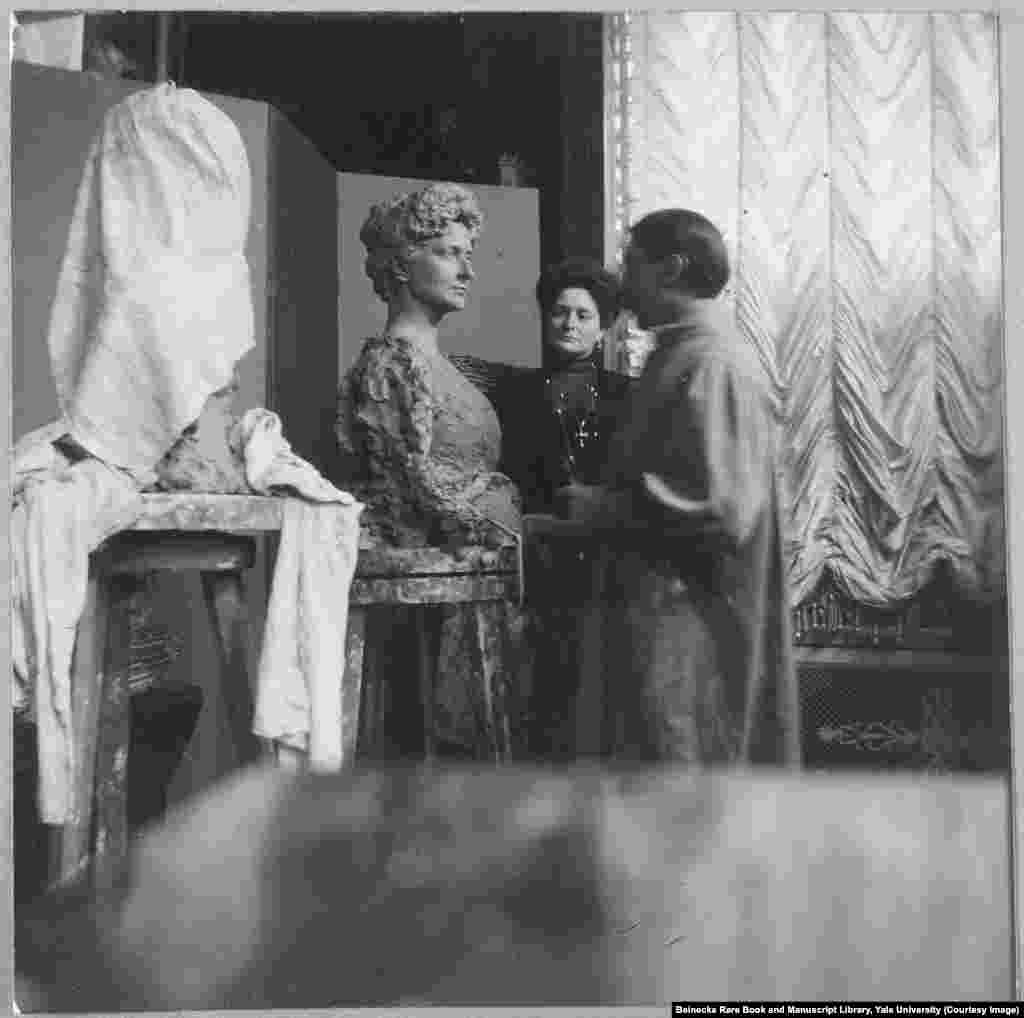 Carica Aleksandra pored statute sa njenim likom. Tri godine pre revolucije 1917. godine carica, inače Nemica po rođenju, postala je objekat sumnje i prezira, pošto se Rusija borila protiv Nemačke u pogubnom Prvom svetskom ratu. 