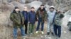 На фото (справа налево): Первым стоит подозреваемый Мелис Калыков, третьим - покойный прокурор Анарбай Мамажакыпов. Фото взято из Интернета.